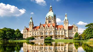 Das neue Rathaus Hannover am Maschteich ist ein wilheminischer, schlossähnlicher Prachtbau und liegt ausserhalb des historischen Stadtkerns von Hannover