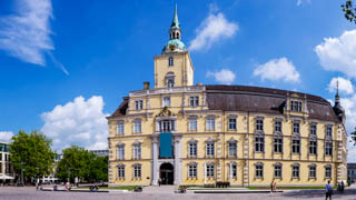 das Oldenburger Schloss wurde um 1100 auf eine mittelalteriche Niederungsburg angelegt und ist heute ein Landesmuseum für Kunst und Kulturgeschichte