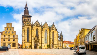 Die Osanbrücker St. Marienkirche und der Marktplatz mit historischen Häusern