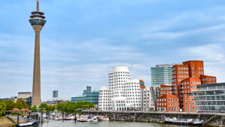 Düsseldorfer Medienhafen mit dem Rheinturm bzw. Fernsehturm