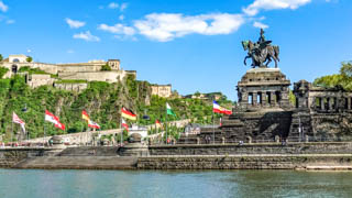 Im Hintergrund ist die Festung Ehrenbreitstein zu sehen, im Vordergrund das Deutsch Eck an der Mosel mit dem Kaiser Wilhlem Denkmal
