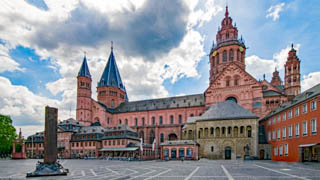 Der Hohe Dom St. Martin zu Mainz steht in der Altstadt am Wochenmarktplatz