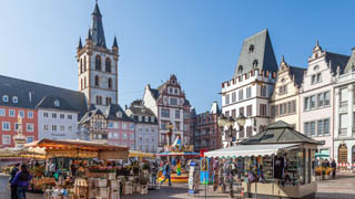 Hauptmarktplatz mit den Häuserreihen und im Hintergrund die St. Gangolf Kirche