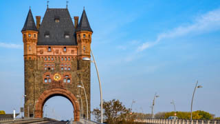 Die alte Nibelungenbrücke mit ihrem Nibelungenturm