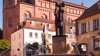 Im Hintergrund ist die St. Michael Kirche, im Stil der Neuromantik erbaut, und vorne ist der Marktplatz zu sehen