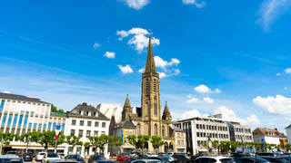 Am großen Markt in Saarlouis steht die St. Ludwig, St. Peter und Paul Kirche. Daneben stehen Häuserreihen die bis zu drei Stockwerke haben.