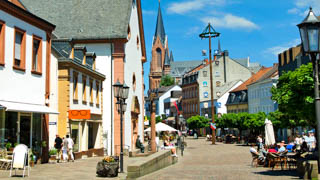  St. Inbert ist die fünftgrößte Stadt im Saarland. Hauptstraße mit Häuserzeilen und im Hintergrund die St. Josef Kirche.