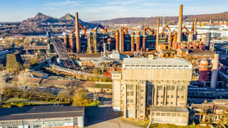 Die Völklinger Hütte wurde 1986 stillgelegt. Es ist das Historische Wahrzeigen der Ingenieurbaukunst in Deutschland und UNESCO Weltkulturerbe.
