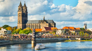 Magdeburger Dom an der Elbe mit der Hubbrücke ist eine eingleisige Eisenbahnrücke und die älteste und größte Hubbrücke Deutschlands.