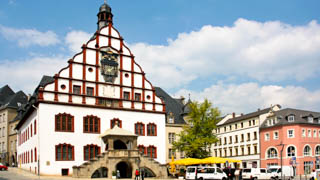 Alte Rathaus mit der Kunstuhr im Gielbel steht direkt am Altmarkt, im Hintergrund Häuserreihen