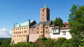 Die Wartburg von Eisenach steht auf einen etwa 220 Meter hohen Felsgrat und gehört zum UNESCO Weltkulturerbe