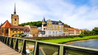 Untermhäuser Brücke über die Elster in Gera, im Hintergrund die Marienkirche mit der Handwerksiedlung