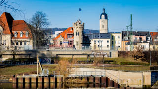 Das Flussufer der Saale von Jena, im Hintergraund die St. Michael Kirche und der Pulverturm