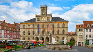 Das Rathaus von Weimar im Reinaissande Stil. Vor dem Rathaus befindet sich der Neptunbrunnen am Marktplatz
